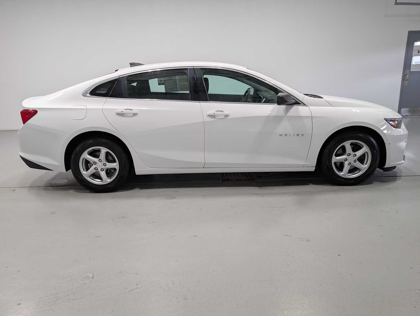 Used 2018 Summit White Chevrolet LS image 7