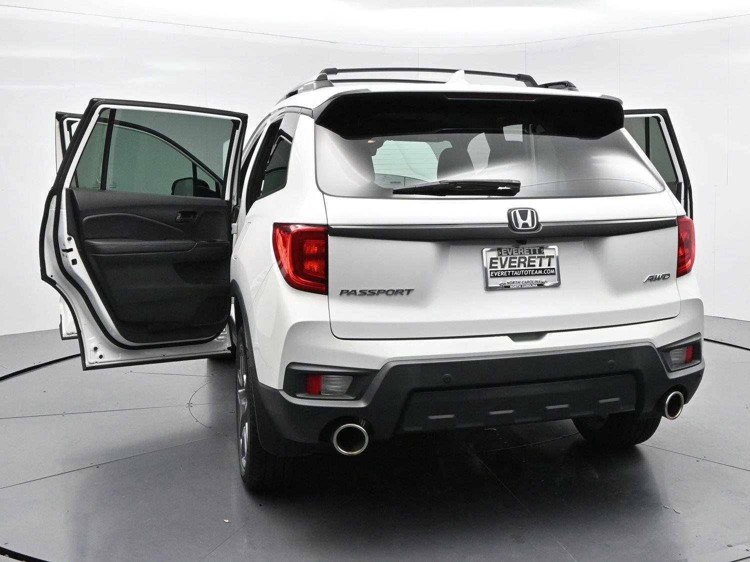Used 2023 Platinum White Pearl Honda EX-L image 39