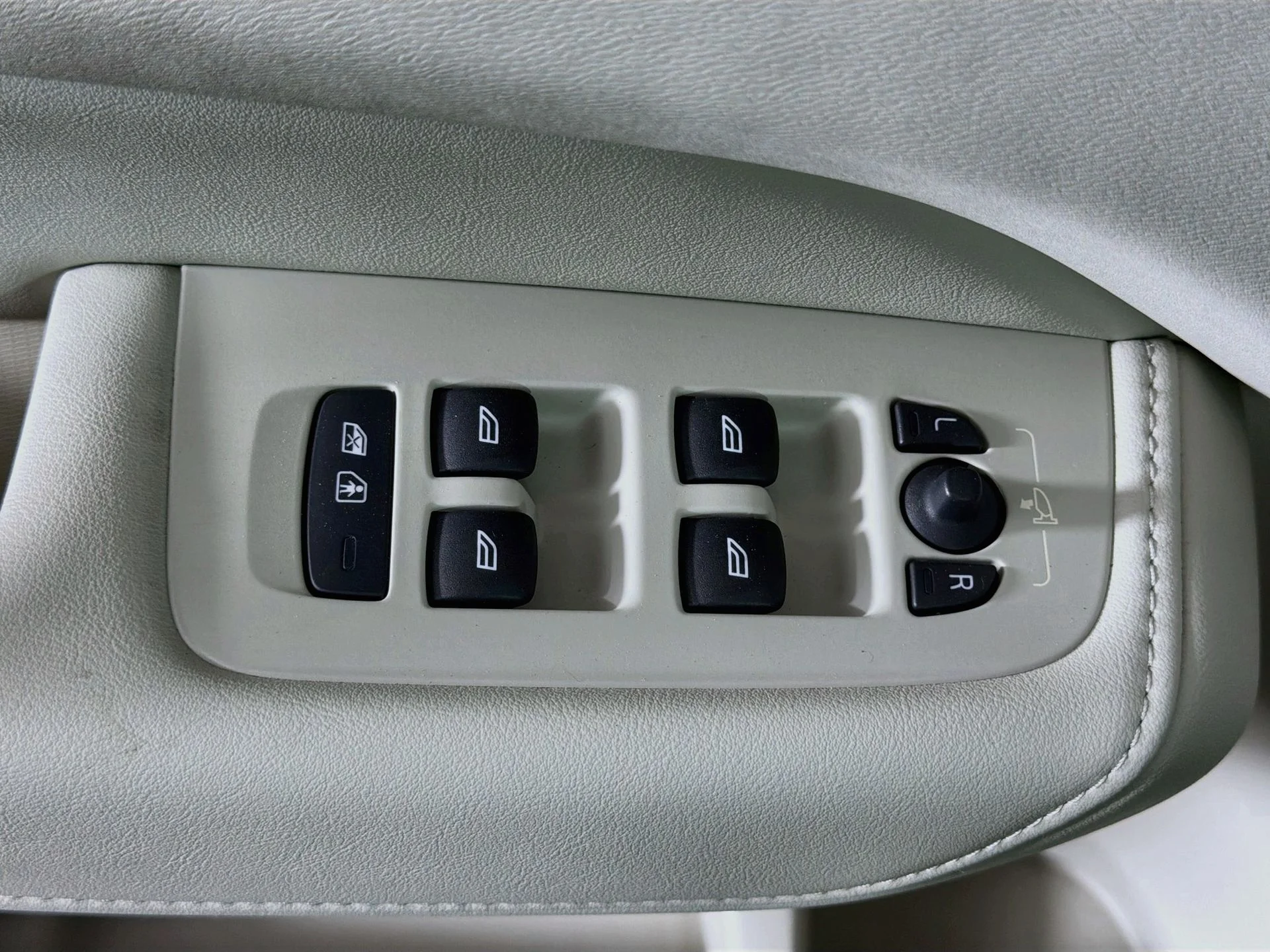 Used 2023 Gray Volvo B5 Plus Bright Theme image 18