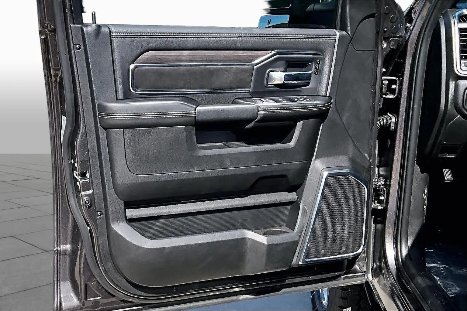 New 2026 Granite Crystal Metallic Clear-Coat Exterior Paint RAM Laramie image 10