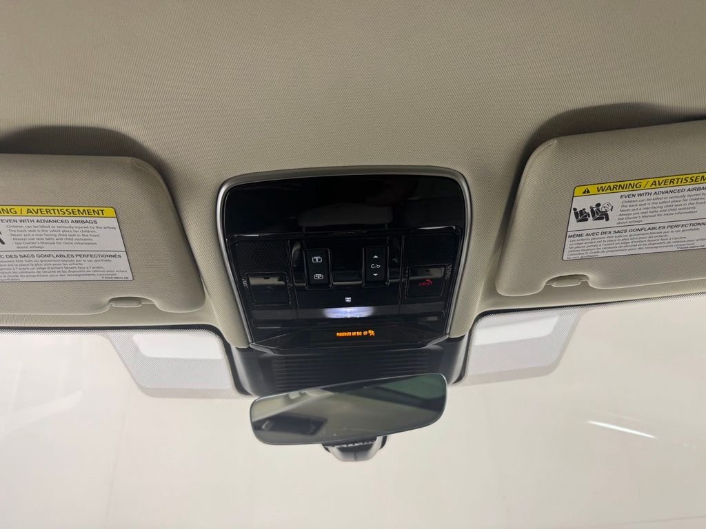 Certified Used 2023 Ostuni White Pearl Land Rover SE image 32