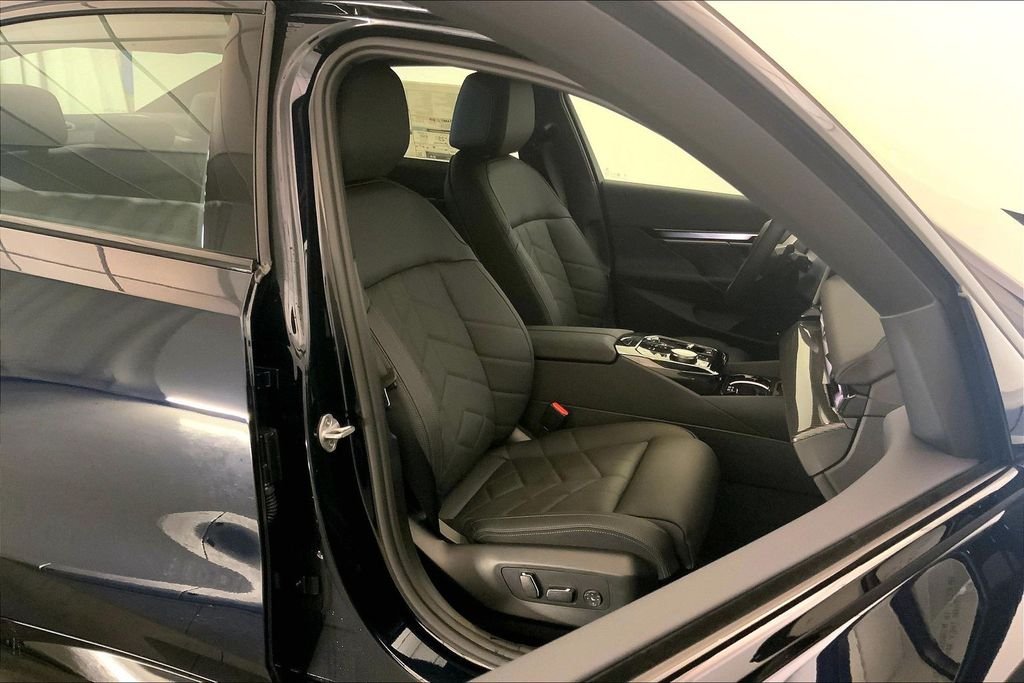 New 2027 Carbon Black Metallic BMW  image 7