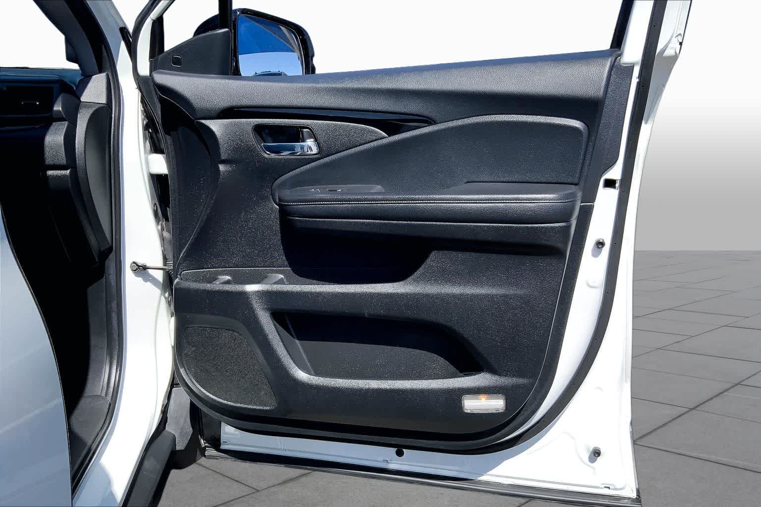 Used 2021 Platinum White Pearl Honda Touring 8-Passenger image 23