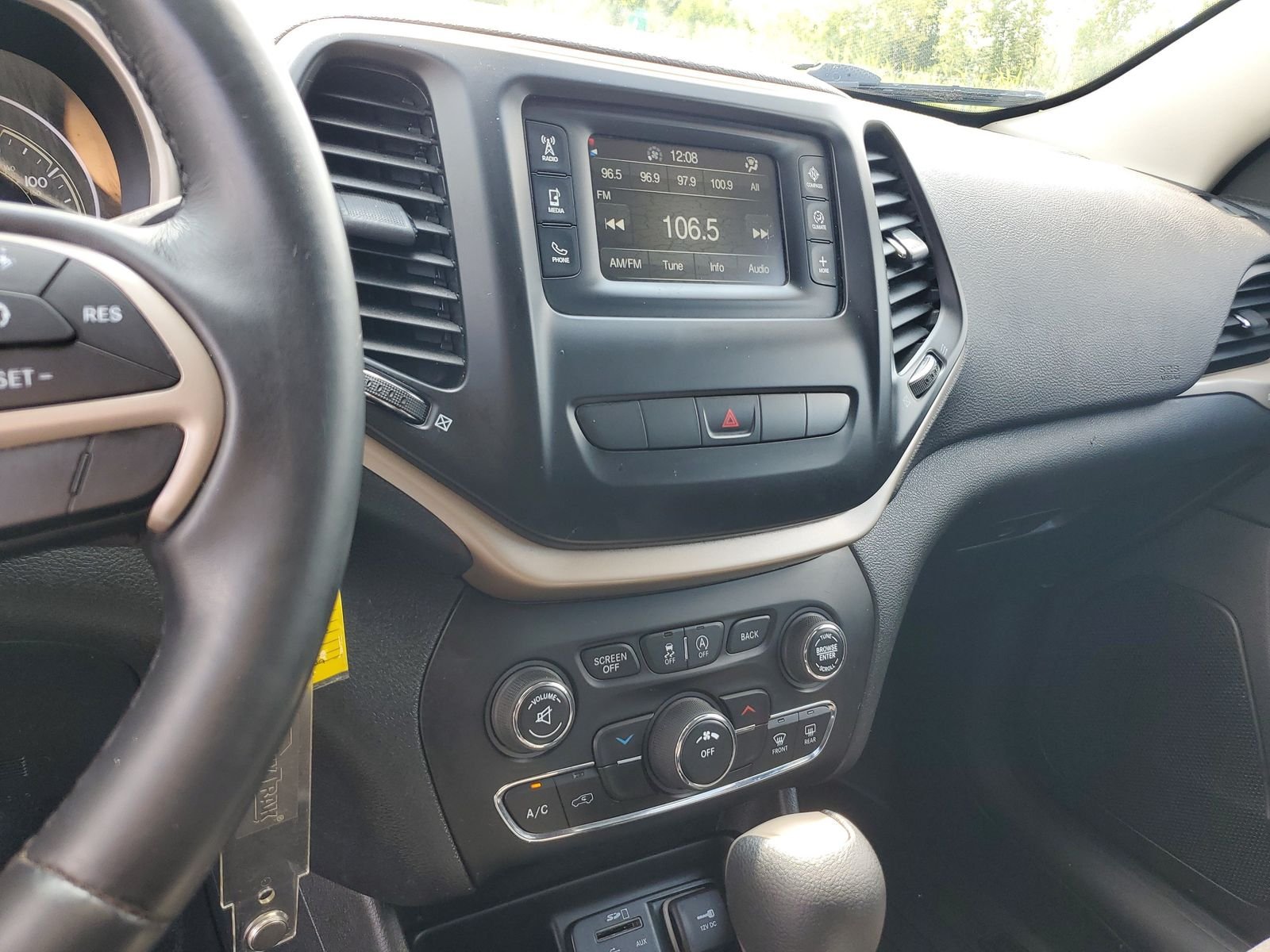 Used 2015 Silver Jeep Latitude image 8