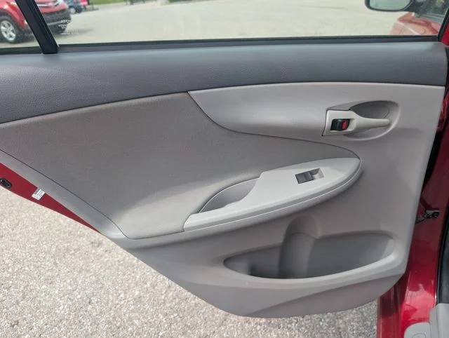 Used 2009 Red Toyota  image 17
