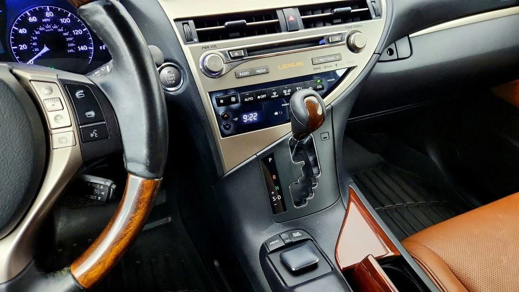 Used 2013 Starfire Pearl Lexus AWD 4dr w/ Navigation, Blind Spot Monitor & Heated/Cooled Seats image 18
