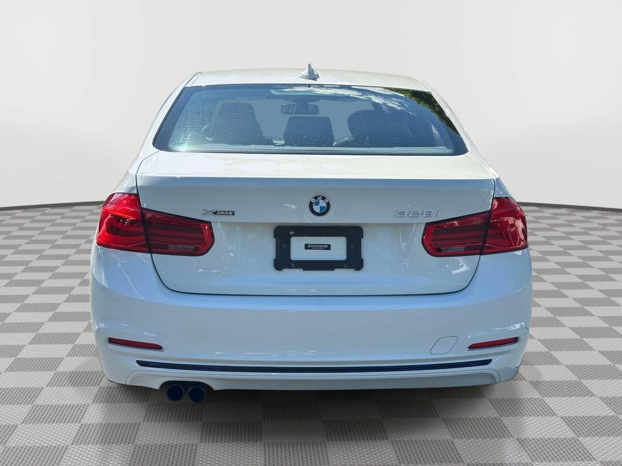 Used 2016 Alpine White BMW xDrive image 4