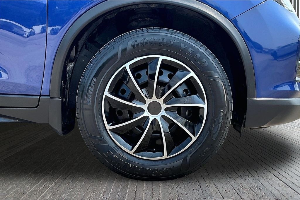 Used 2018 Blue Nissan S image 9