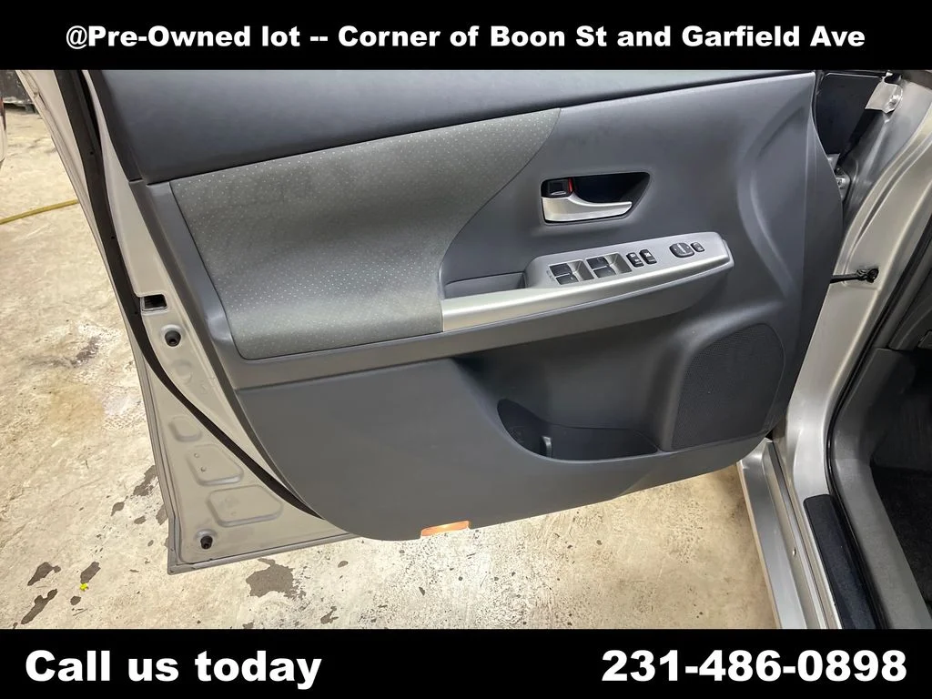 Used 2014 Silver Toyota Three image 15