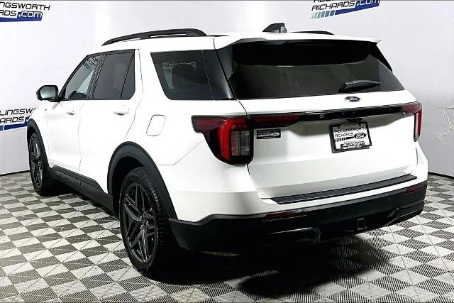Used 2025 White Metallic Ford ST-Line image 35
