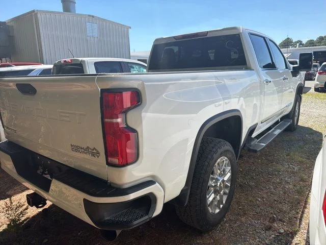 Used 2024 White Chevrolet High Country image 7