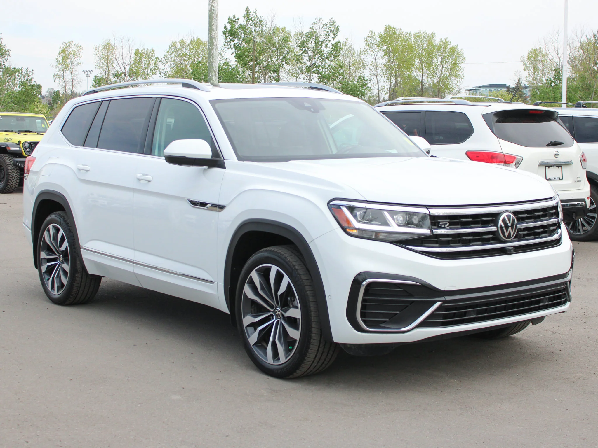 Certified Used 2022 White Volkswagen Execline * R-Line | No Accidents | V6 | Apple CarPlay | Fender Audio | Heated Seats | Sunroof image 9