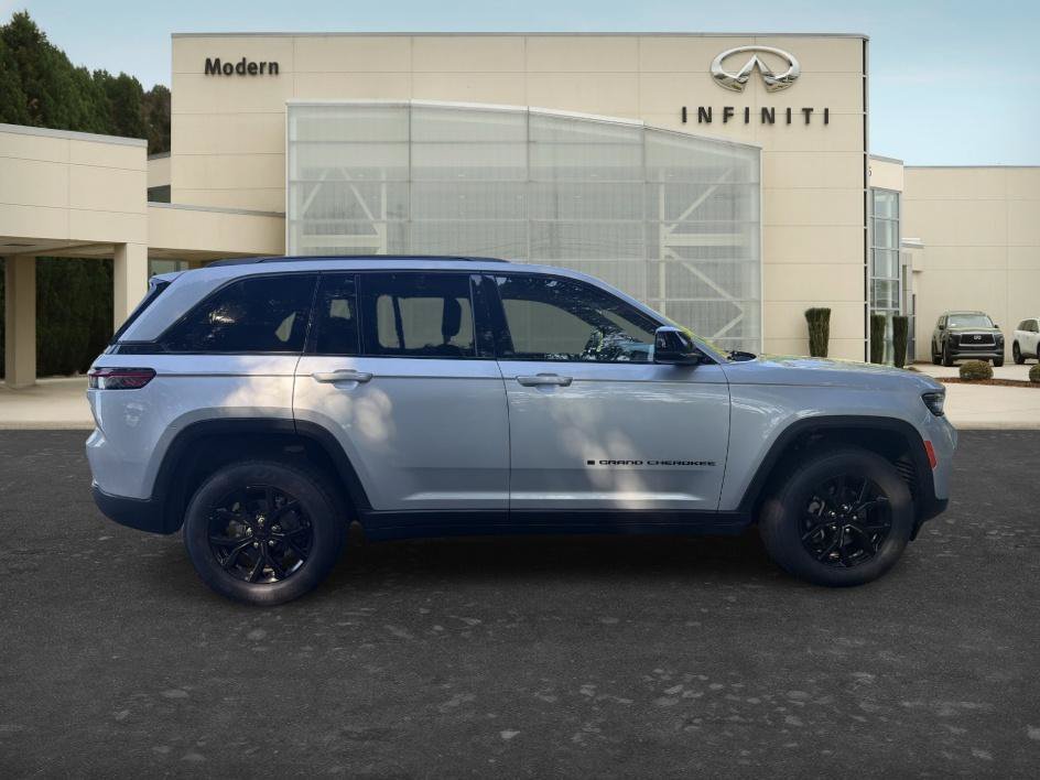 Used 2024 Silver Zynith Jeep Altitude image 4