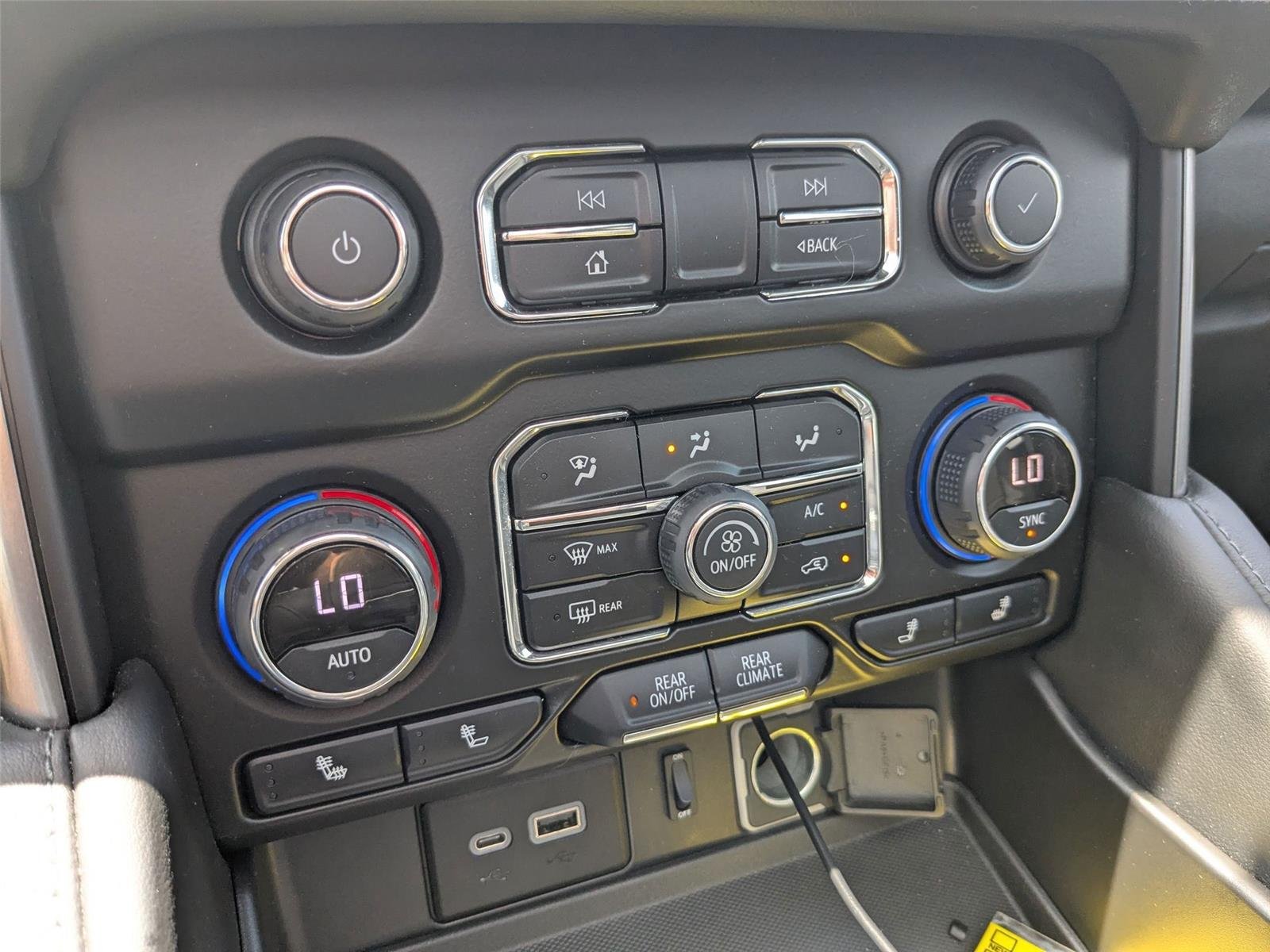 Used 2022 Black Chevrolet Z71 image 20
