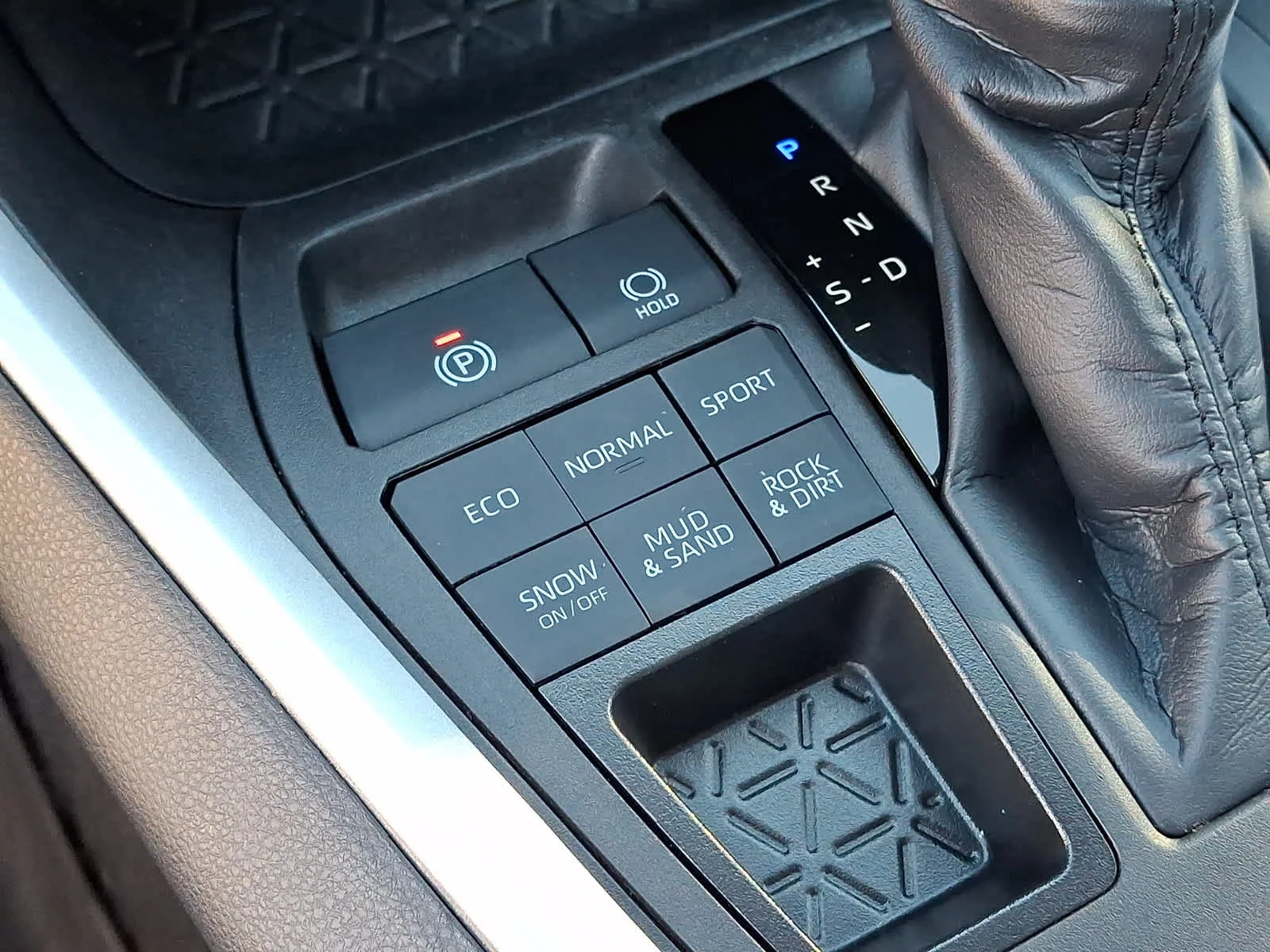 Used 2023 Midnight Black Metallic Toyota LE image 27