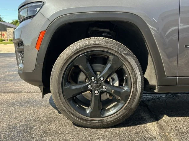 Used 2022 Gray Jeep Altitude image 14