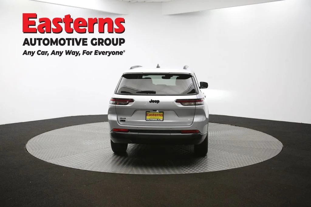 Used 2024 Silver Jeep Altitude image 37