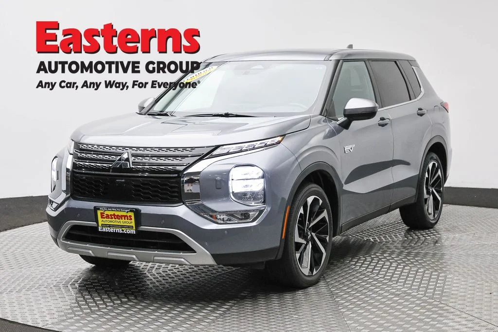 Used 2023 Silver Mitsubishi SE image 1