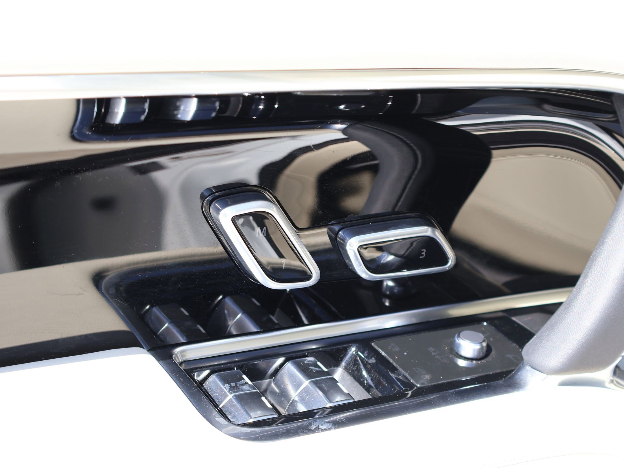 Certified Used 2025 Fuji White Land Rover Autobiography image 11