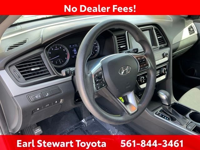 Used 2018 White Hyundai SE image 19
