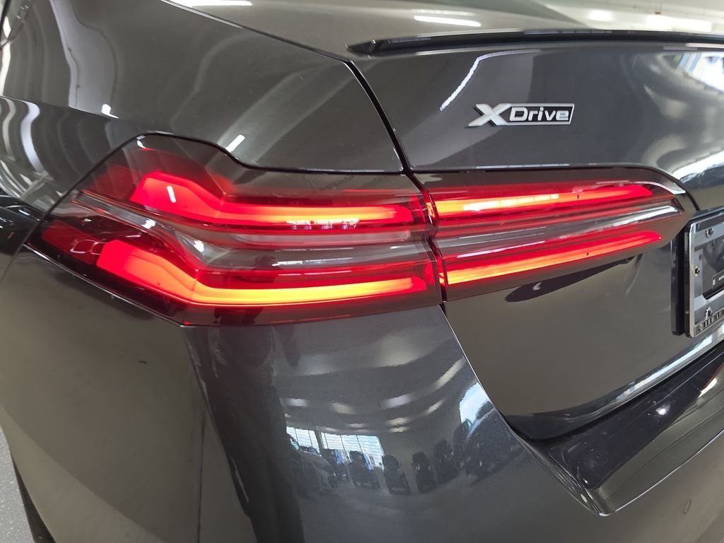 New 2027 Dark Graphite Metallic BMW 550e xDrive image 22