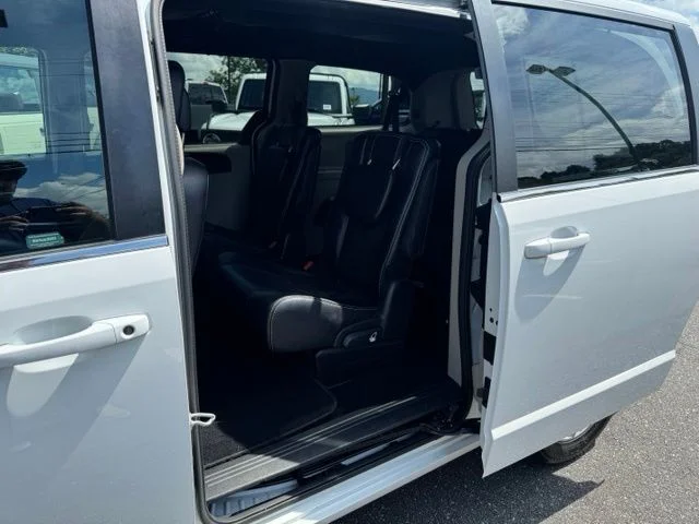 Used 2019 White Dodge SXT image 14