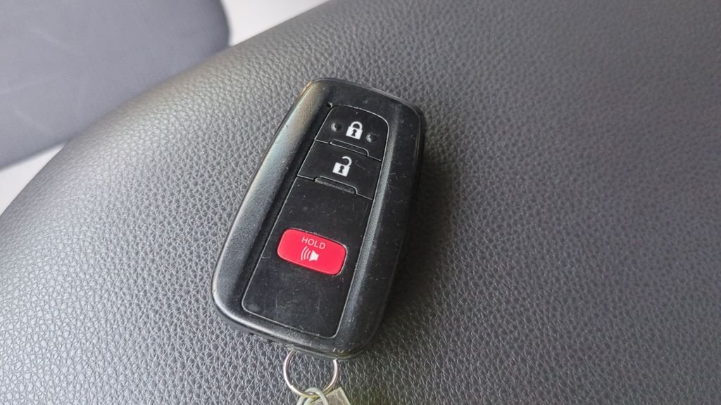 Used 2020  Toyota XLE image 23