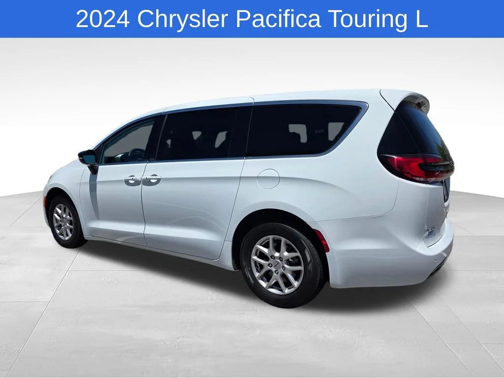 Used 2024  Chrysler Touring L image 5