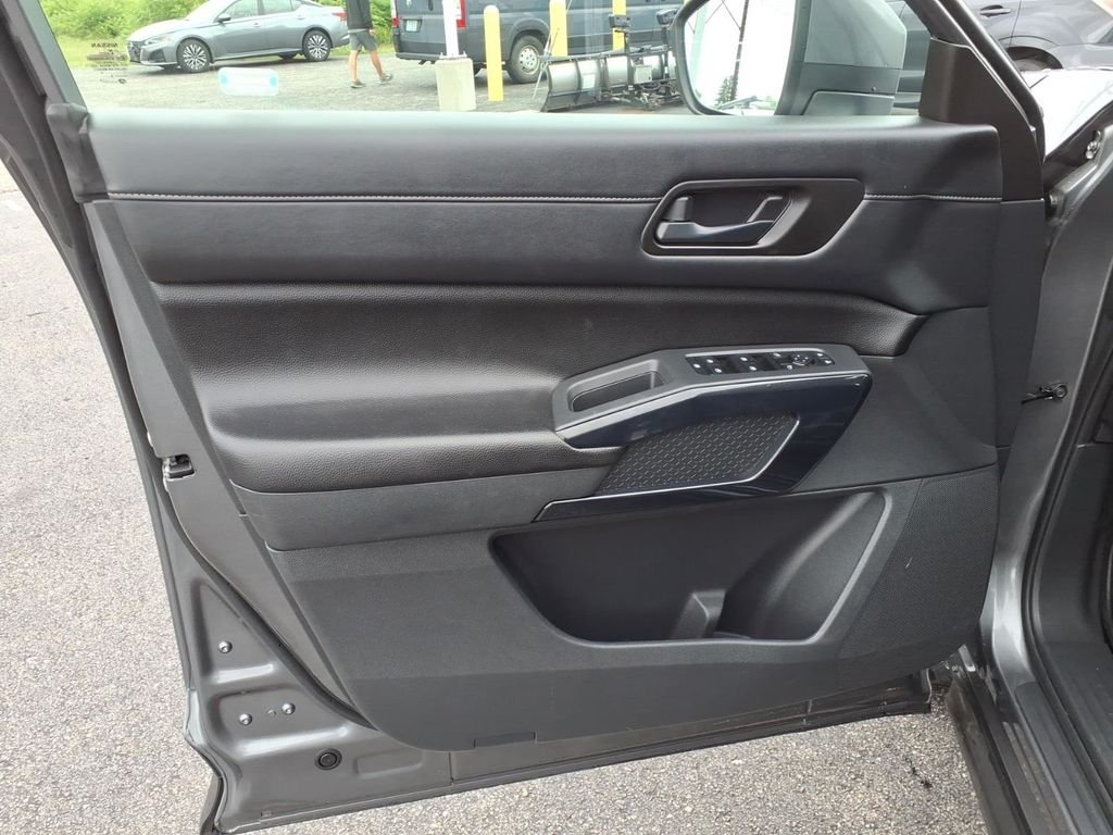 Used 2025 Gun Metallic Nissan SV v6 w/3rd row seating & remote start image 24