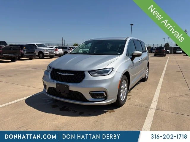 2023 Chrysler Pacifica Touring L's photo