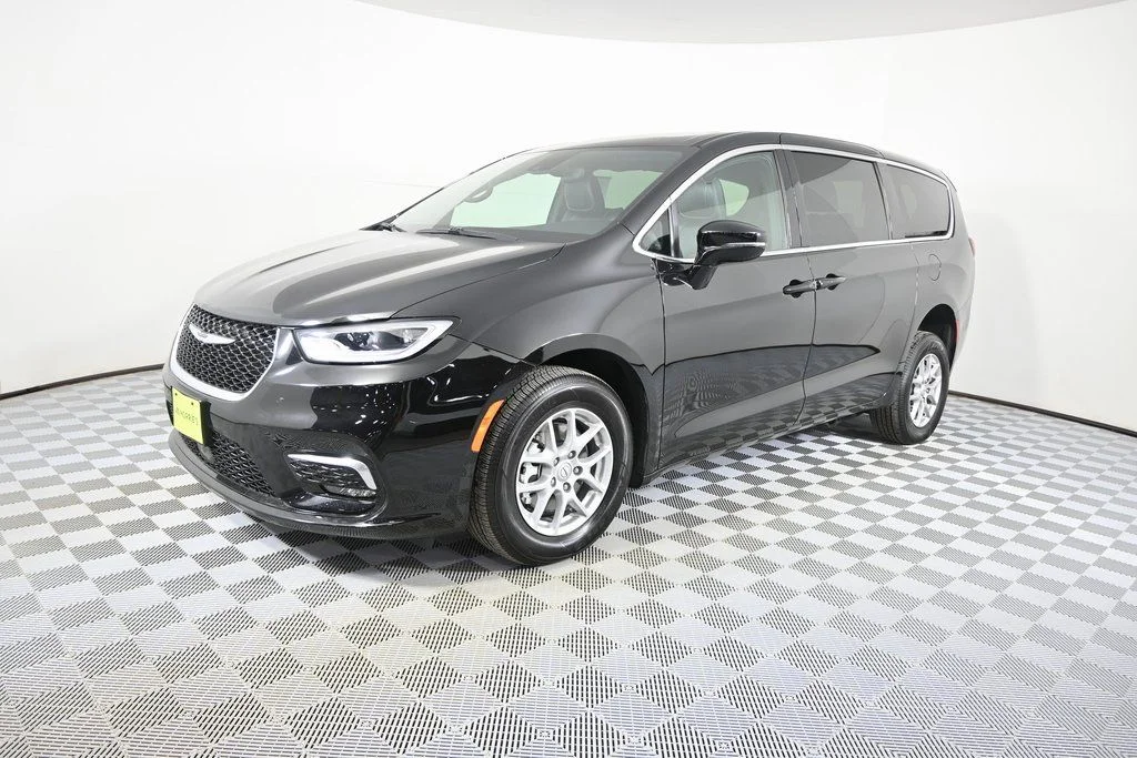 Used 2025 Chrysler Pacifica Select with VIN 2C4RC1BGXSR615534 for sale in Forest Lake, Minnesota