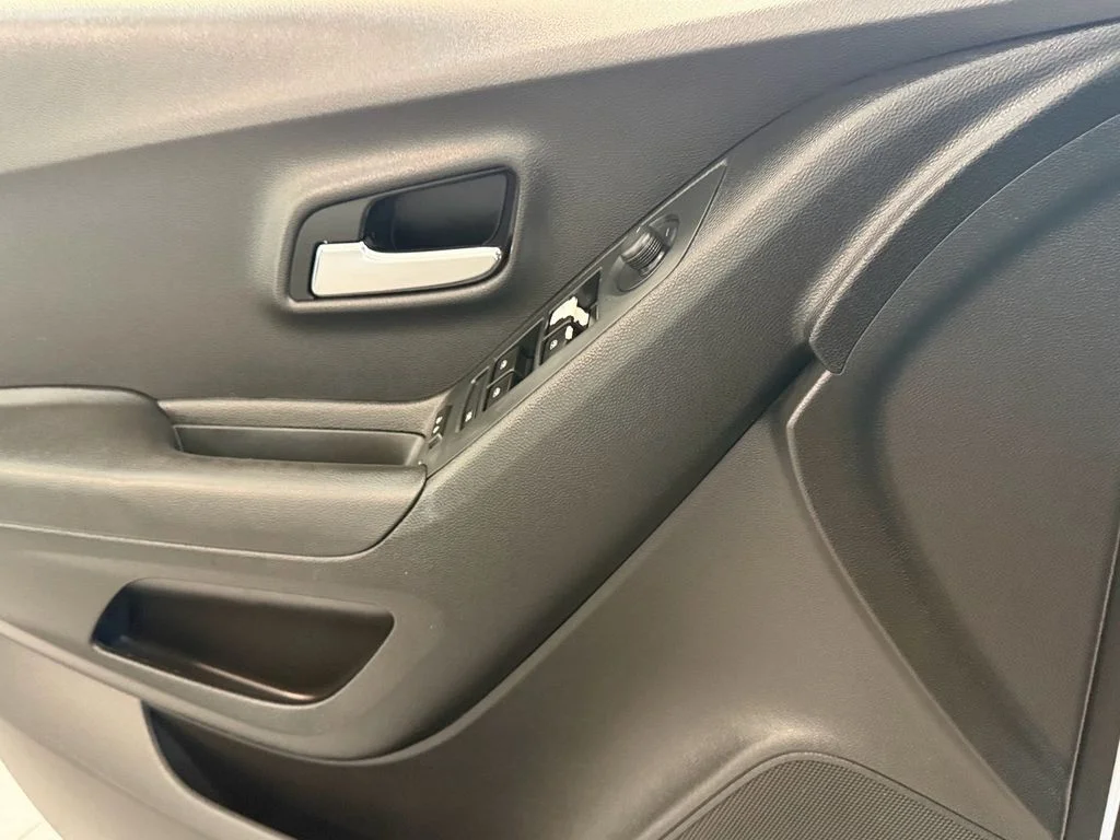 Used 2018 White Chevrolet LS image 15