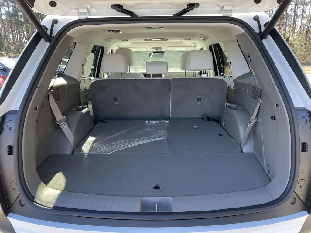 New 2026 White Hyundai SEL Premium image 8