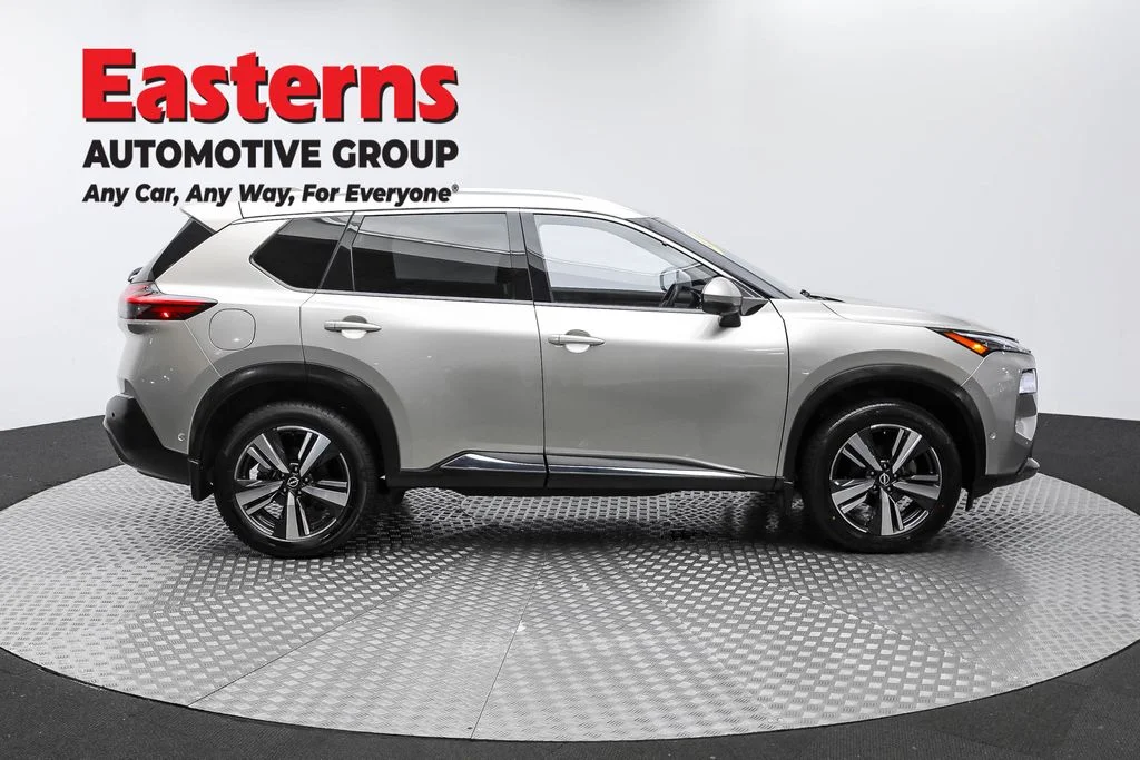 Used 2022 Silver Nissan SL image 4