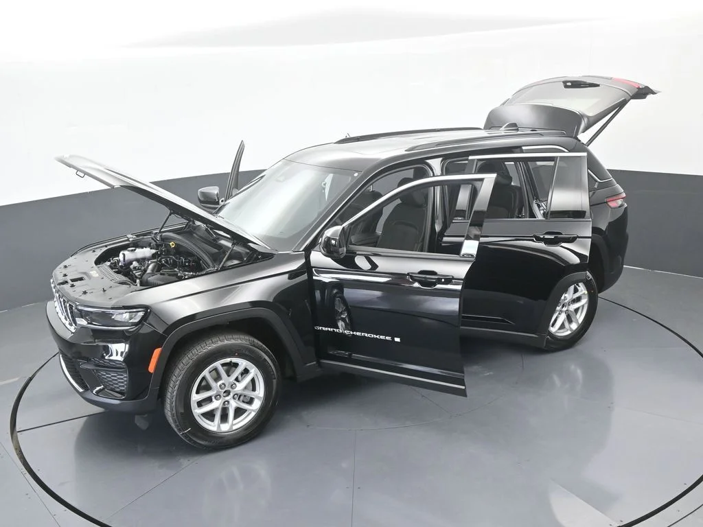 New 2026 Diamond Black Crystal Pearl-Coat Exterior Paint Jeep Laredo X image 62