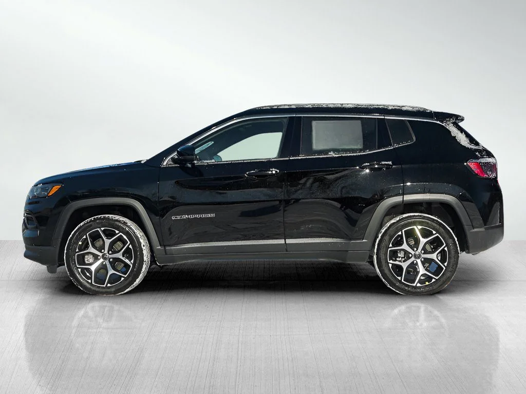 New 2026 Diamond Black Crystal Pearlcoat Jeep Limited image 4