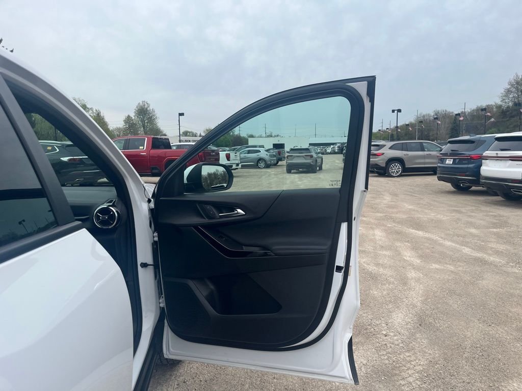Used 2025 Summit White Chevrolet LT image 33