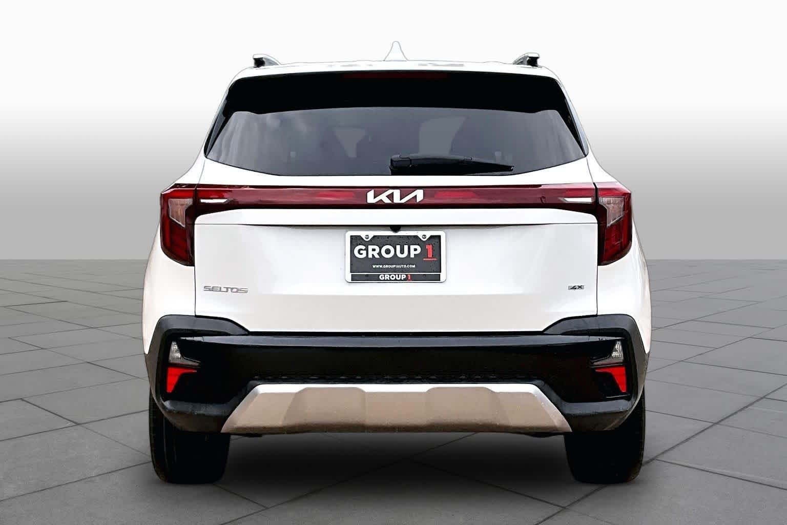 New 2024 Snow White Pearl Kia SX image 5