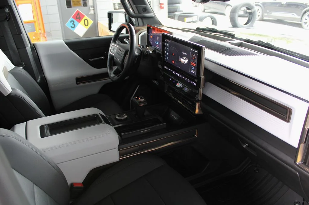 Used 2025 Black GMC 2X image 4