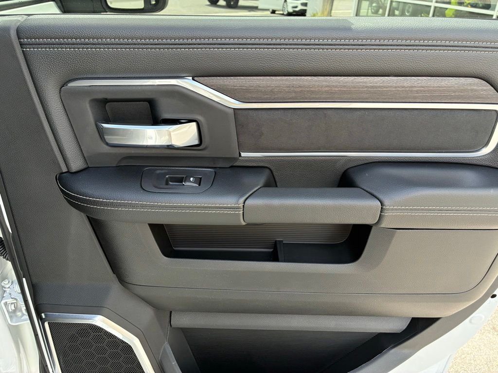 New 2026 Bright White Clear-Coat Exterior Paint RAM Laramie image 31