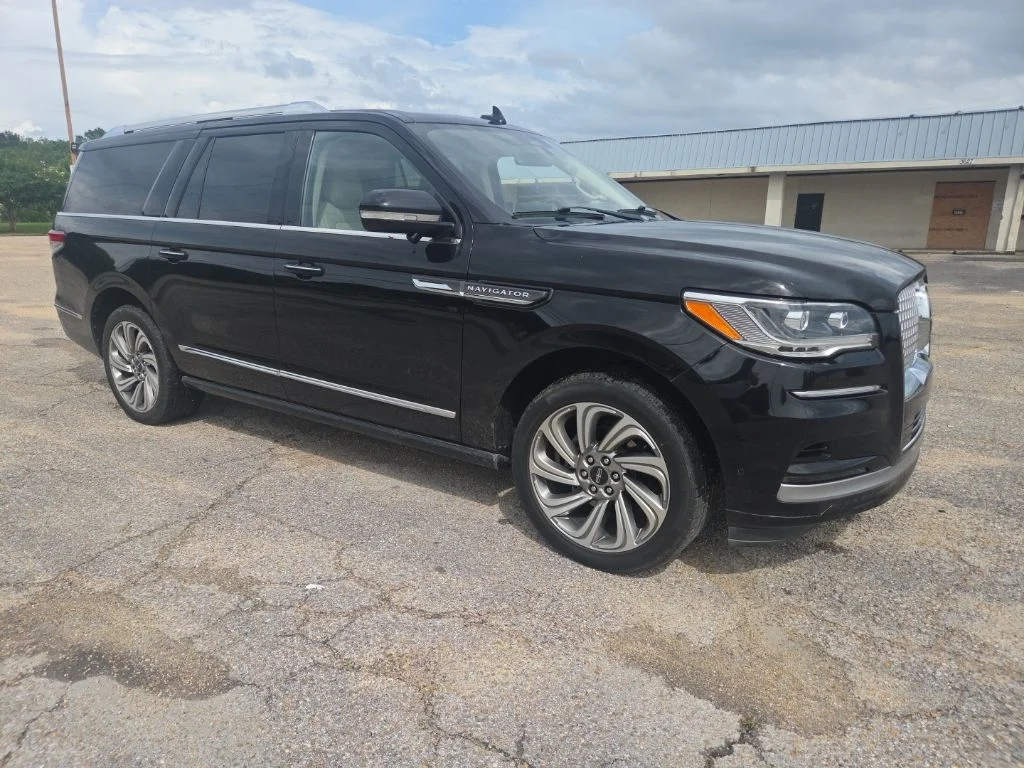 Used 2022 Black Metallic Lincoln Reserve image 11