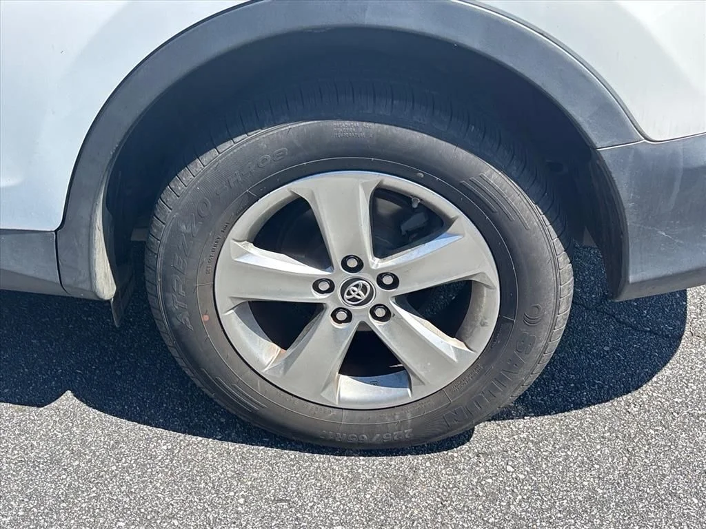 Used 2015 White Toyota XLE image 14