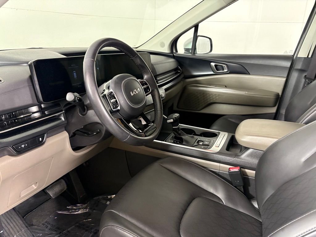 Used 2025 White Kia LXS image 21