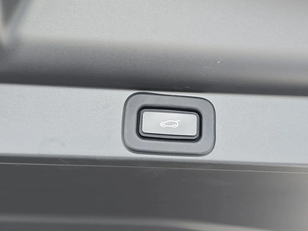 Certified Used 2023 Black Land Rover SE image 14