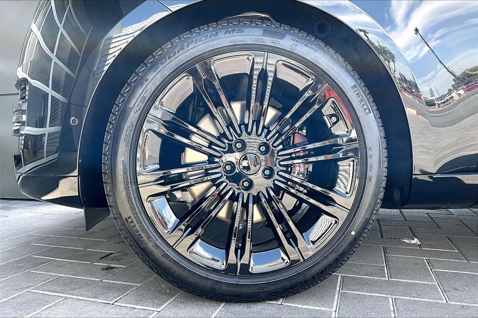 New 2026 Santorini Black Land Rover SE image 13
