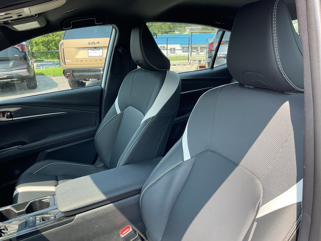 Used 2025 Ice Cap Toyota SE image 15