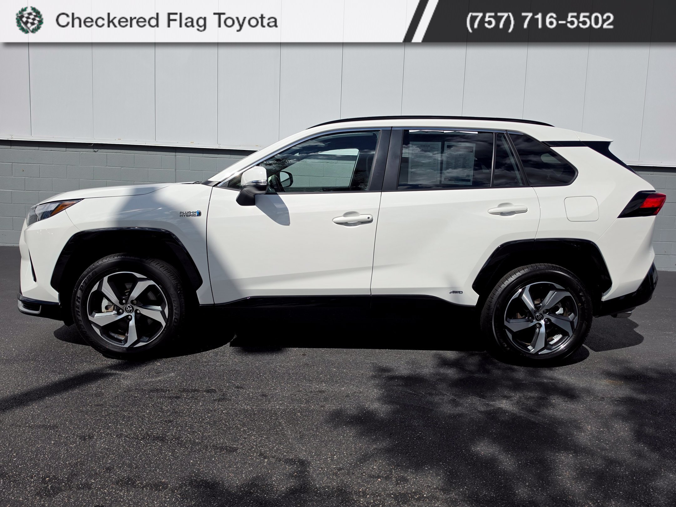 Used 2024 Ice Cap Toyota SE image 2