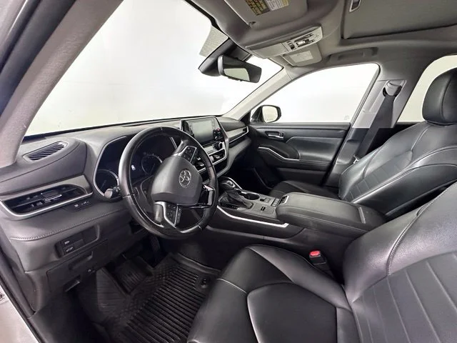Used 2021 Silver Toyota XLE image 13