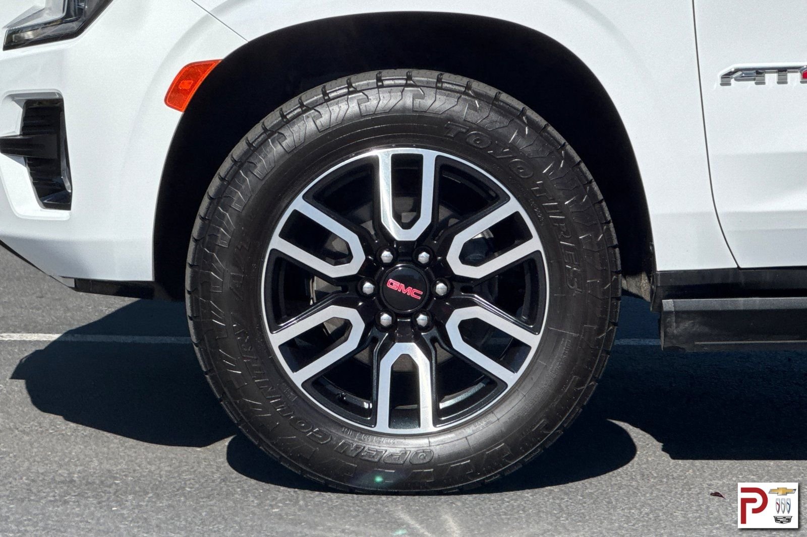 Used 2022 White GMC AT4 image 34