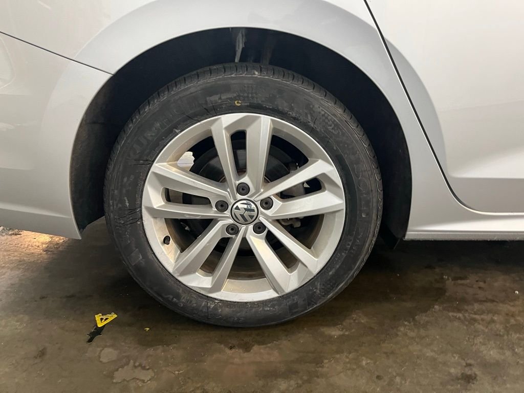 Certified Used 2020 Silver Volkswagen 2.0T SE image 32